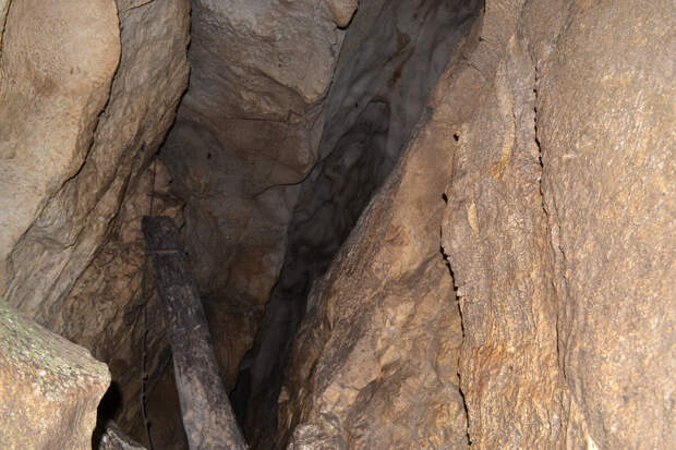 Дальние залы в пещере можно исследовать только с помощью специальной верёвки