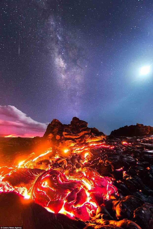 Фотографу одновременно удалось запечатлеть бегущую вулканическую лаву, Млечный Путь, метеорит и Луну вулкан, природа, фотограф