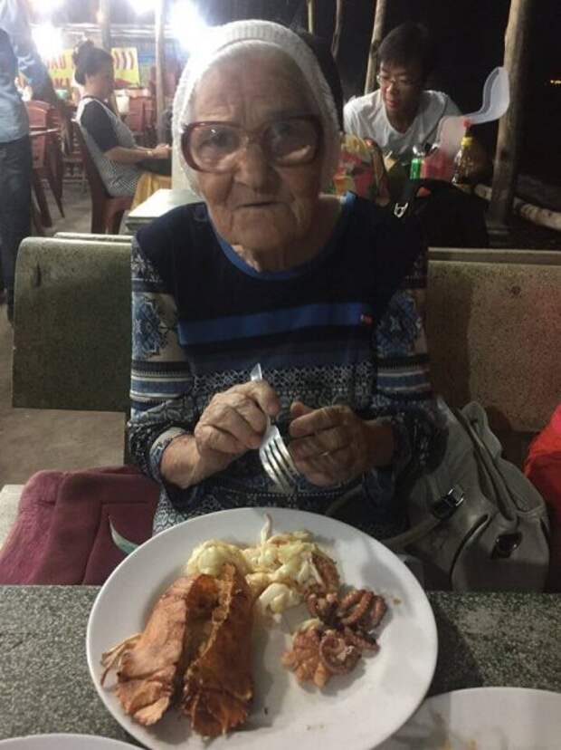 89-летняя бабушка путешествует по всему миру на свою российскую пенсию