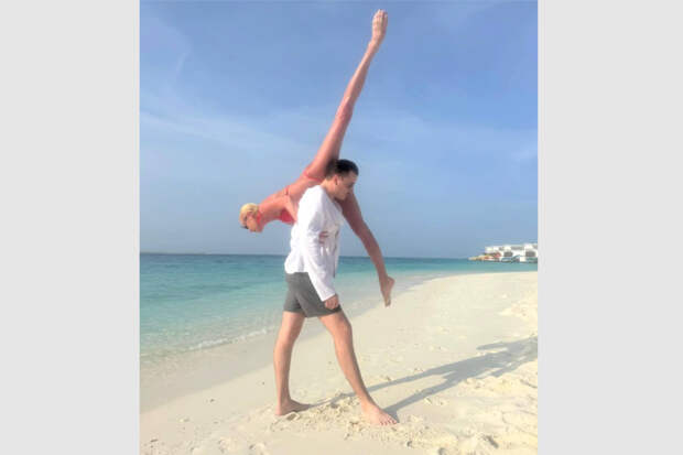 Анастасия Волочкова в бикини показала шпагат на плече молодого танцора