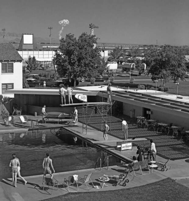 Пловцы наблюдают за испытанием ядерного оружия в 120 километрах от отеля, 1953 год.