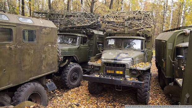 Брошенная военная техника в лесу Брошенная военная техника в лесу