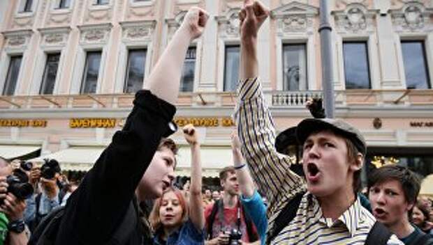 Молодые люди на Тверской улице в Москве во время несанкционированной акции. 12 июня 2017