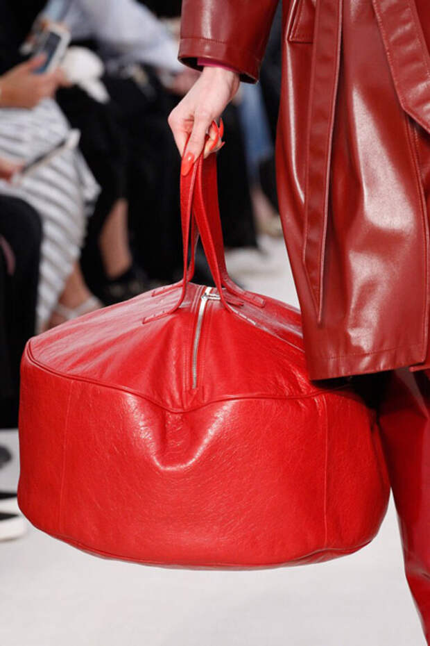 balensiaga красная - модные тенденции в сумках весна/лето 2017