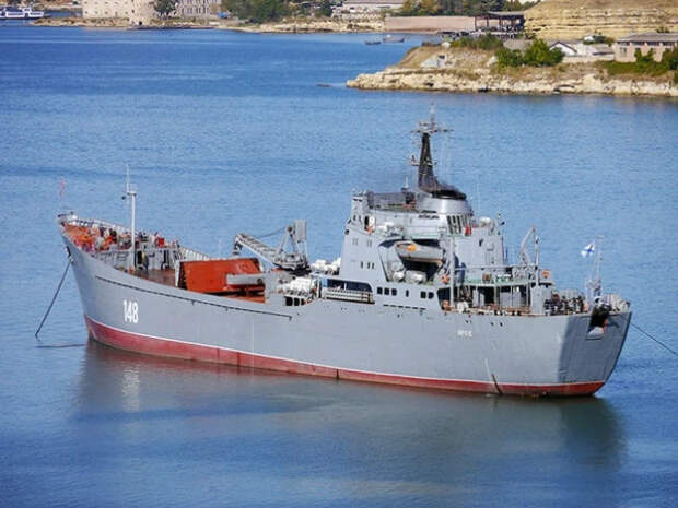 Военные моряки спасли в Севастополе тонущего рыбака