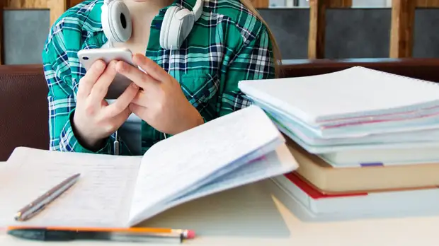 Минпросвещения рекомендует ограничить использование мобильных в школах