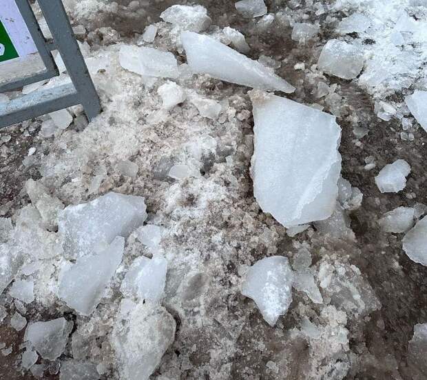 В Уфе пенсионерке на голову рухнула глыба льда с крыши