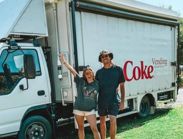 Увлеченная пара превратила грузовик Coca-Cola в уютный дом на колесах, чтобы осуществить свою мечту – объехать всю Австралию (Пол Баттеналли и Клара Триндалл). | Фото: worldnationnews.com. Увлеченная пара превратила грузовик Coca-Cola в уютный дом на колесах, чтобы осуществить свою мечту – объехать всю Австралию (Пол Баттеналли и Клара Триндалл). | Фото: worldnationnews.com.