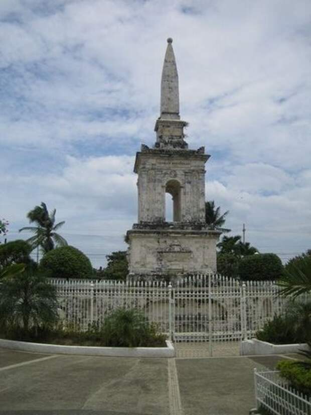 Памятник магеллану на острове мактан фото