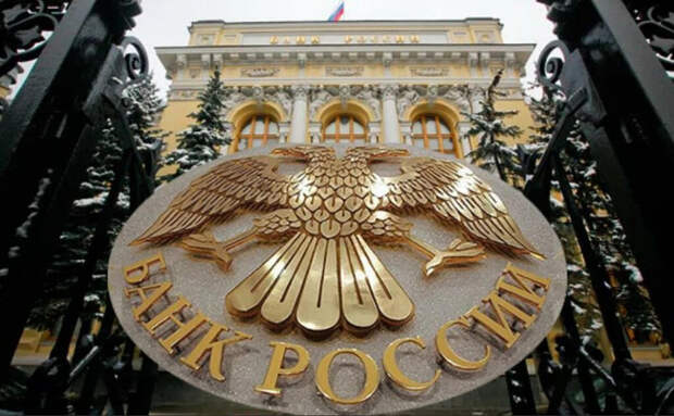Многие наверняка обращали внимание на тот факт, что как не сгущались тучи над головой Эльвиры Набиуллиной, она всегда выходила сухой из воды.-7