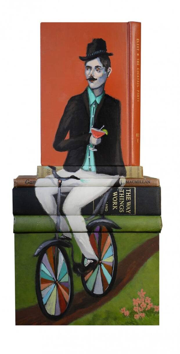 Художник превращает старые книги в стопки-скульптуры