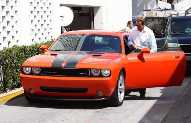 Еще одна сочная легенда — Challenger SRT8 ярко оранжевого цвета. Наверно скоро заменит на нового чертяку — Hellcat. Арнольд Шварценеггер, шварценеггер