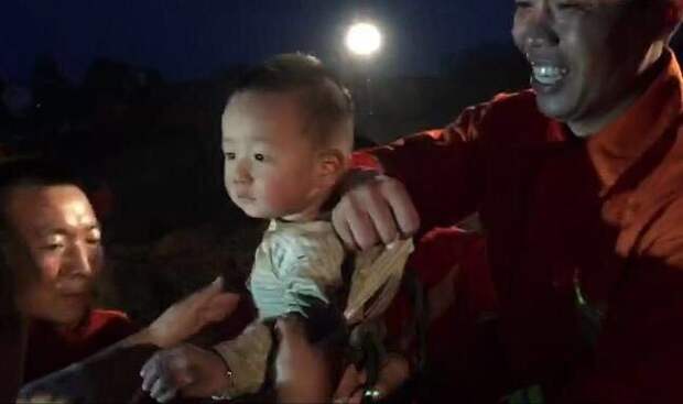 В Китае 10 экскаватаров спасали младенца, провалившегося в 50-метровую скважину китай, ребенок, скважина, спасения, экскаватар, яма