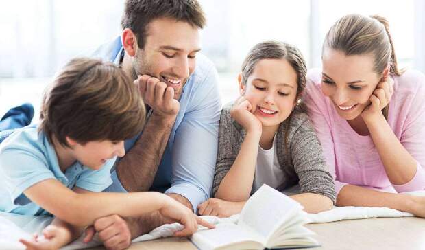 Родители помогают детям делать уроки