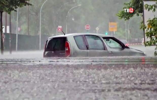 Проливной дождь парализовал движение транспорта в Берлине