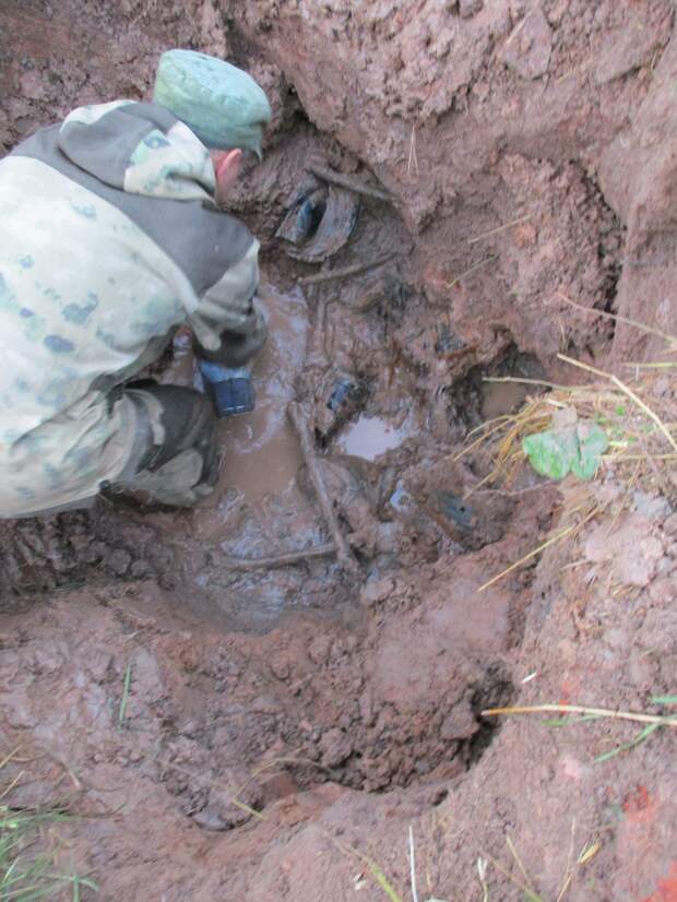 Под слоем мусора и глины тверские поисковики нашли захоронение советскихсолдат