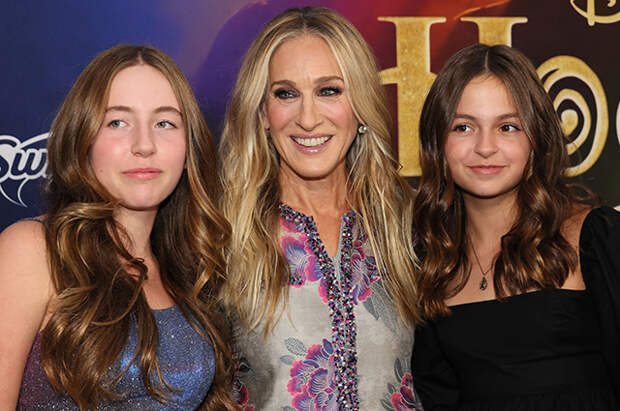 Редкий выход: Сара Джессика Паркер с дочерьми на премьере фильма "Фокус-покус 2" в Нью-Йорке