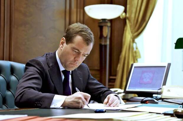 Медведев утвердил новый состав совдира “Росгеологии”