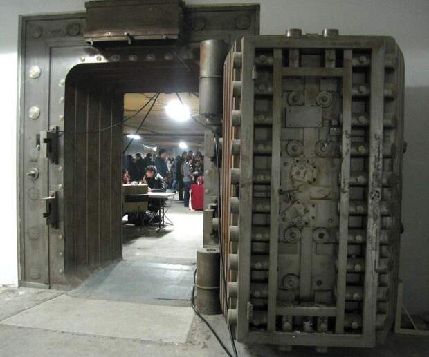 Гигантские двери для бункеров и хранилищ