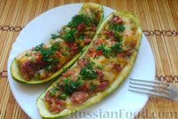 Фото к рецепту: Запечённые кабачки-лодочки с мясным фаршем, помидорами и сыром