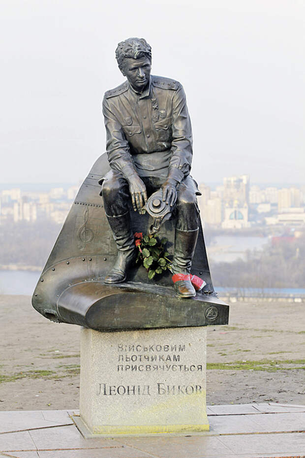 Памятник герою Быкова оказался неугоден из-за советской гимнастерки со звездами...