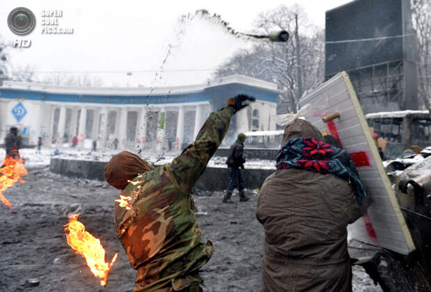 Украина. Киев. 22 января. Столкновения протестующих против действующей власти с сотрудниками правоохранительных органов. (Sergei Supinsky/AFP/Getty Images)