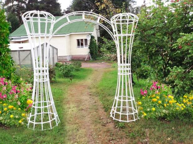Садовая арка из полимерных водопроводных труб станет чудесным украшением в интерьере сада.