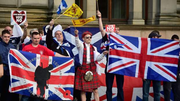PHOTO: Unionist supporters gather near George Square, where "Yes" activists had been holding a pre-referendum event Sept. 17, 2014, in Glasgow, Scotland.