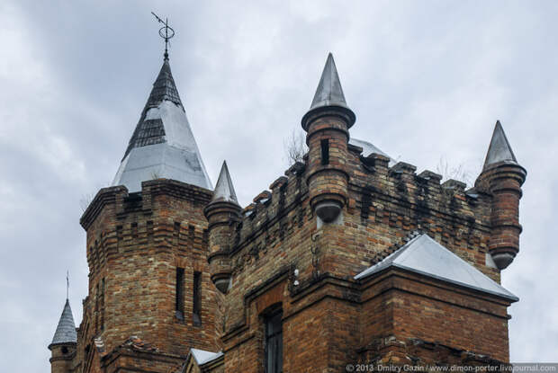 Сооружения замка совмещают в себе несколько архитектурных стилей.