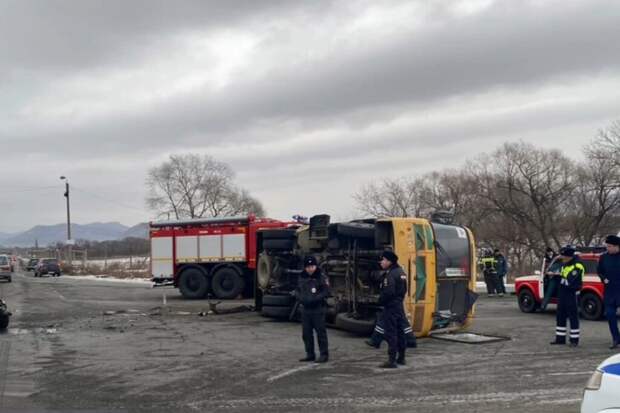 Школьный автобус с детьми перевернулся после ДТП в Приморье