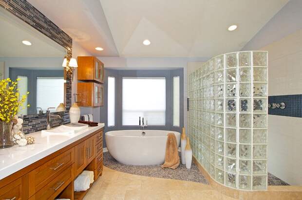 Хороший и пожалуй один из самых лучших вариантов оформления просторной ванной комнаты.