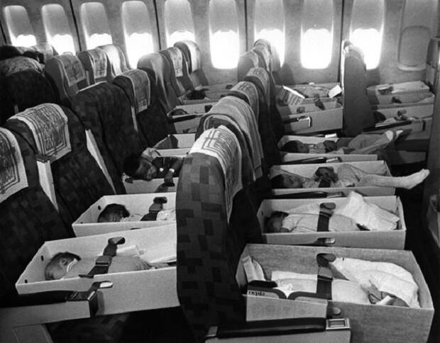 Младенцы, осиротевшие во время Вьетнамской войны, летят в Лос-Анджелес в 1975 году.