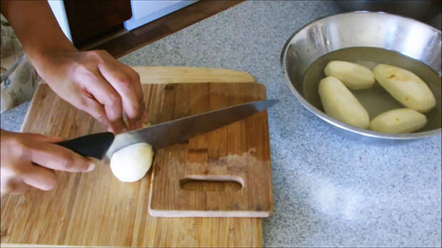 Режем картофель в спираль обычным ножом за считанные секунды