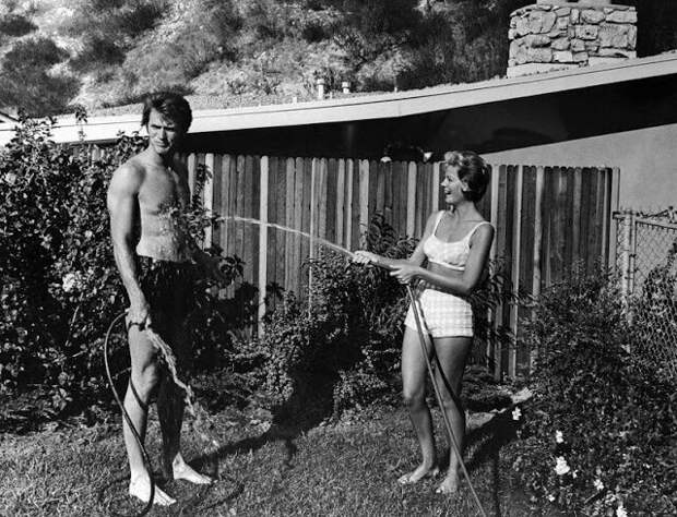 Клинт Иствуд с женой Мэгги на заднем дворе их нового дома, Шерман-Оукс, Калифорния, 19 августа 1960 года звезды, знаменитости, лето, пляж, прошлое, ретро, фотография