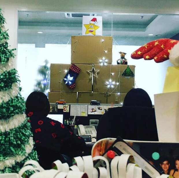 20 людей, которые слишком увлеклись украшением рабочего места новый год, праздничное настроение, украсили офис, украшения, фото