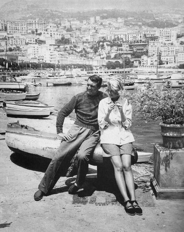 Кэри Грант и Грейс Келли на французской Ривьере во время съемок триллера Альфреда Хичкока "Поймать вора", 1955 звезды, знаменитости, лето, пляж, прошлое, ретро, фотография