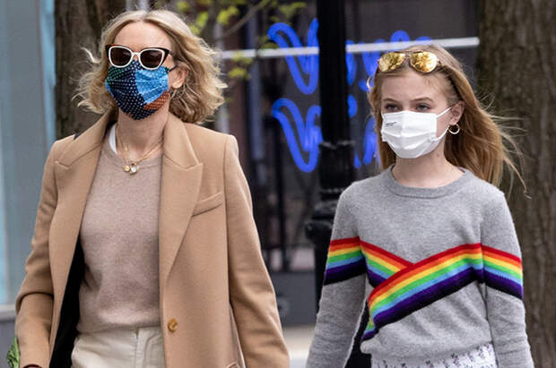 Наоми Уоттс на прогулке с сыновьями в Нью-Йорке: свежие фото