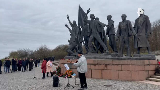 Российские дипломаты и жители Германии почтили память узников Бухенвальда