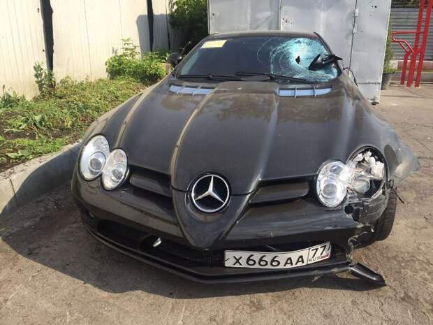 Водитель Mercedes-Benz SLR McLaren сбил двух человек, бросил автомобиль и скрылся mclaren, mercedes, авария, дтп, пешеход