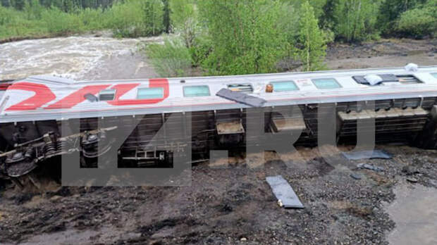 Девять вагонов пассажирского поезда Воркута — Новороссийск сошли с рельсов в Коми