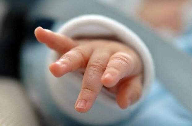 Сжатые и разжатые кулачки: 7 подсказок от педиатров, которые помогут понять язык тела ребенка