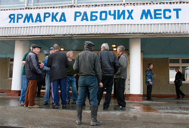 «Страна стояла на пороге гражданской войны». Почему реформы 90-х сделали россиян нищими
