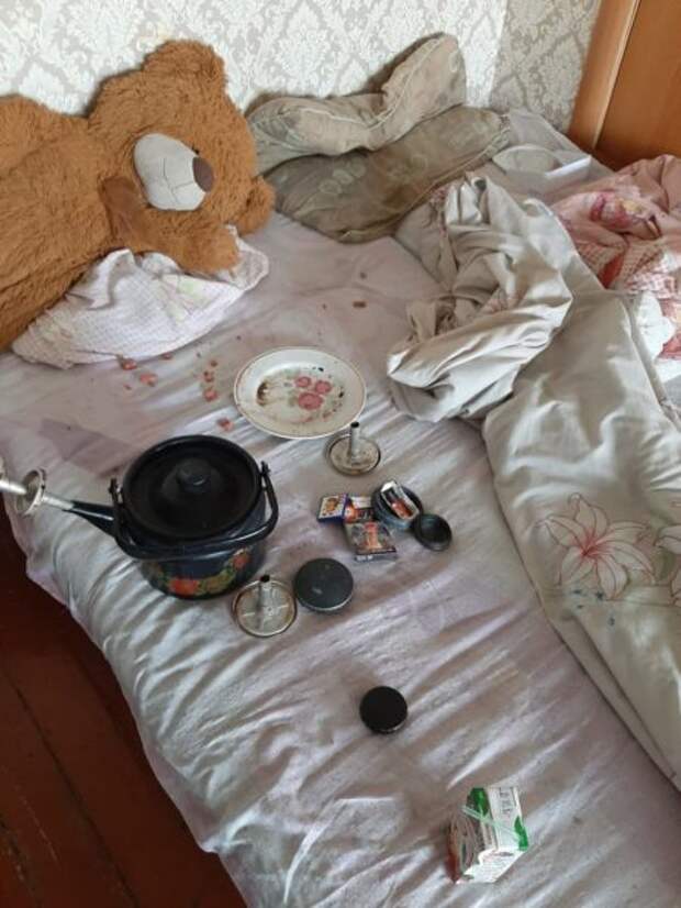 2-летний малыш вылез из окна и сел на кондиционер на 8 этаже