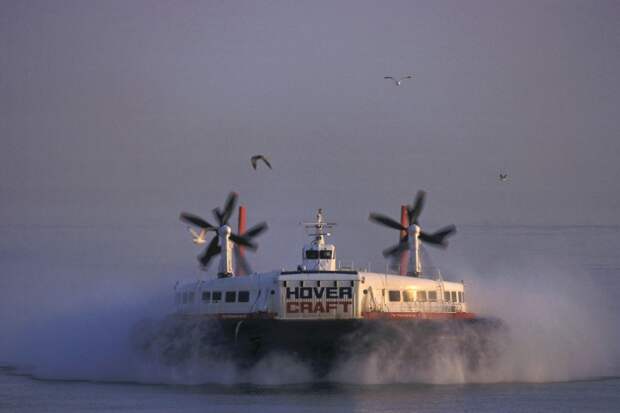 Из Портсмута на остров Уайт пассажиры летят и плывут одновременно: их возит паром на воздушной подушке