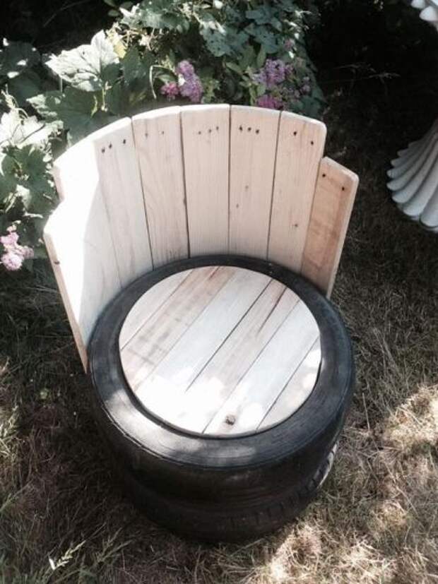 Кресло из шины с деревянной спинкой