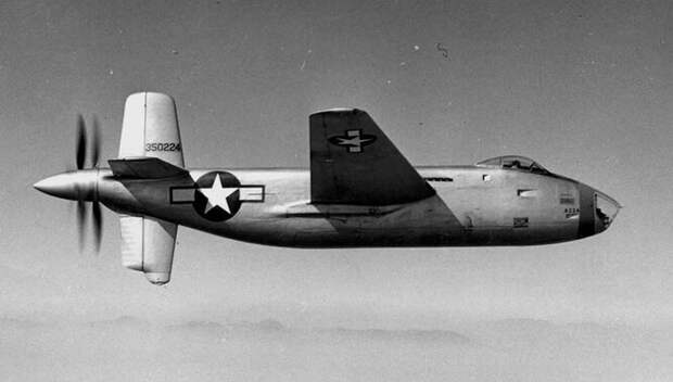 Douglas XB-42 Mixmaster – ещё один экспериментальный бомбардировщик от американской компании Douglas. XB-42 должен был стать сверхбыстрым самолётом, способным уходить от немецких истребителей, и инженерам это удалось – он разгонялся до 660 км/ч. Несмотря на странную конструкцию с винтами в конце фюзеляжа, XB-42 оказался успешным проектом – но война кончилась раньше, чем он вышел в производство.