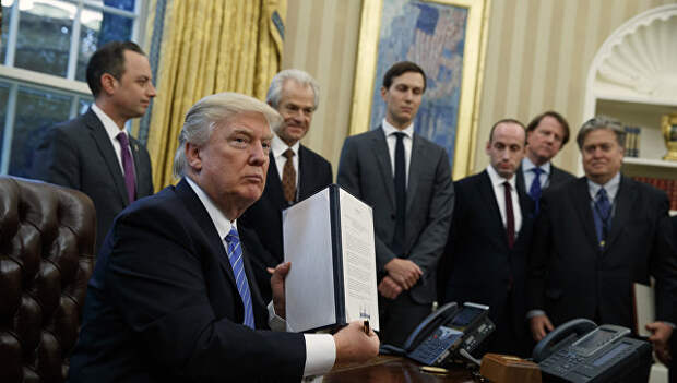 Президент США Дональд Трамп после подписания указа о запрете финансирования абортов. 23 января 2017 года Президент США Дональд Трамп после подписания указа о запрете финансирования абортов. 23 января 2017 года