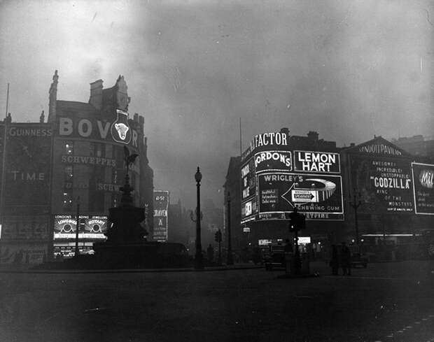 Piccadilly Circus, 20 December 1956