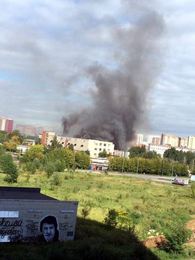 Погода в балашихе вчера. Пожар в Балашихе. Пожар на химзаводе. Пожар на химзаводе Щелково. Пожар в Балашихе вчера.