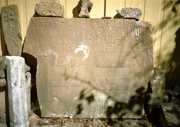 Плита, найденная при раскопках, с изображениями гербов Генуи и Кафы.